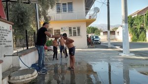 Muhtar, çocukları köy meydanında yıkadı