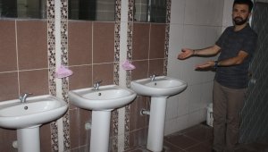 Muslukları çaldı, yerine kör tapa taktı