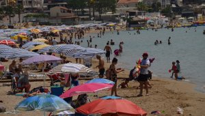 Normalleşmenin ilk gününde plajlar doldu