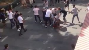 Öfkeli kadın eşini darp eden genci tekme tokat dövdü