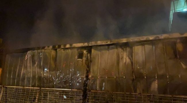 Önce darp etti, babası şikayetçi olunca konteyner evi ateşe verdi