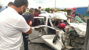 Otomobil tıra çarptı: 3'ü çocuk toplam 5 yaralı