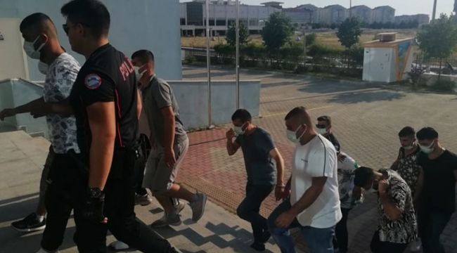 Polis silahlı saldırıyı önledi: 12 gözaltı