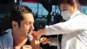 Sahnede korona virüs aşısı oldu