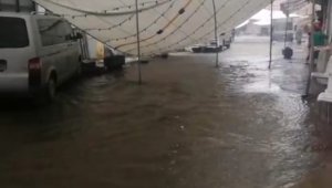 Şiddetli sağanak yolları göle çevirdi