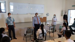 Sınava geç kalan öğrencilere makam aracını tahsis etti