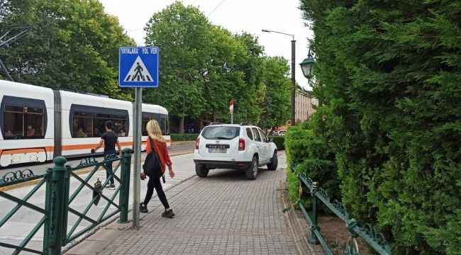 Sorumsuz sürücü hem kaldırımı işgal etti, hem engelli rampasını kapattı