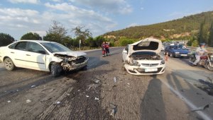 Tatil dönüşü 3 araç birbirine girdi