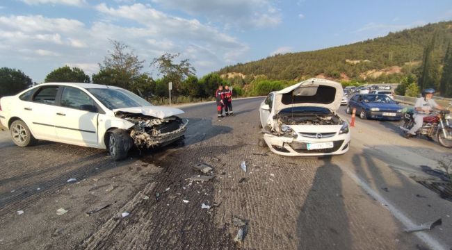 Tatil dönüşü 3 araç birbirine girdi