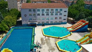 Tatil köyü değil, okul bahçesi