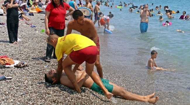 Tatilcilerin arasında boğulma tatbikatı yapıldı