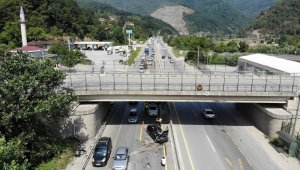 Tıra arkadan çarptı D-650 karayolunu kilitledi: 3 yaralı