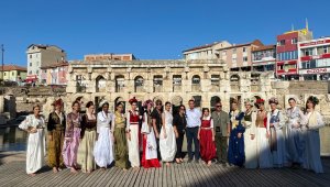  Ünlü mankenler 2 bin yıllık Roma Hamamında defile düzenledi