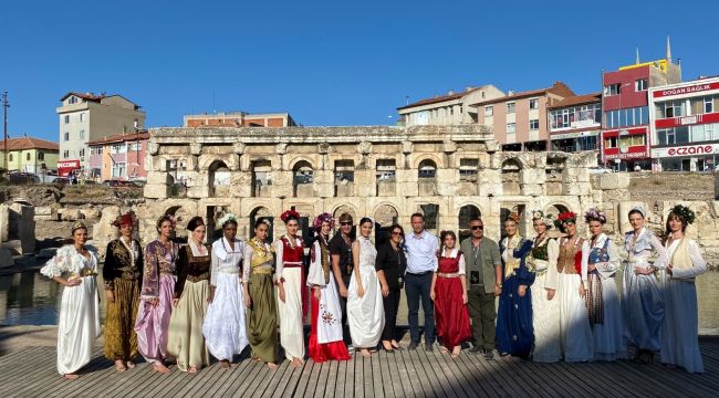  Ünlü mankenler 2 bin yıllık Roma Hamamında defile düzenledi