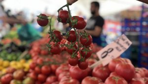 Yağmur yağsa da pazar tezgahları boş kalmadı