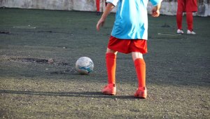 Yeni Foça'da 20 yıldır yenilenmeyen halı saha için "artık yenilensin" çağrısı