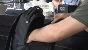 Yol kenarında bulduğu çantayı sahibine teslim etti