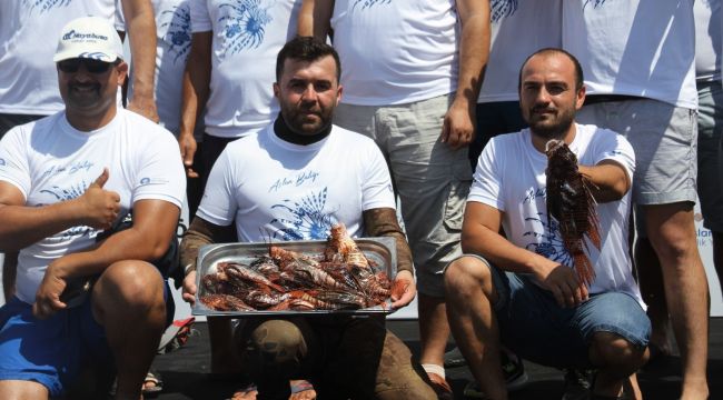 Zehirli aslan balığını ızgarada pişirip yediler