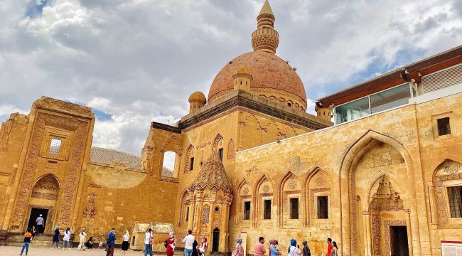 İshak Paşa Sarayı yıllara meydan okuyor