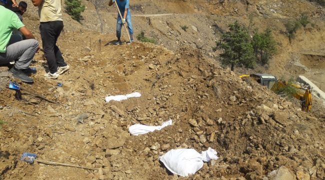 10 yıl önce kaybettiği eşini yeniden defnetti