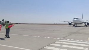 30 Ağustos Zafer Bayramı'nda yolcu uçağını Türk bayrağıyla karşıladı