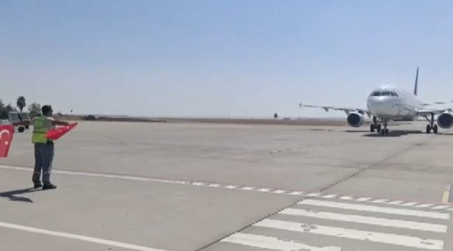 30 Ağustos Zafer Bayramı'nda yolcu uçağını Türk bayrağıyla karşıladı