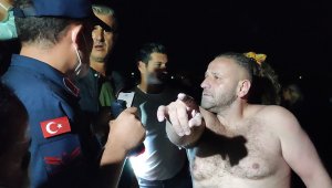 8 saat denizde kaldı, ekipler son anda kurtardı