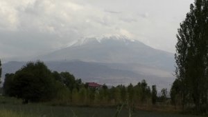 Ağrı Dağı'na kar yağdı