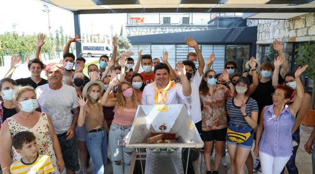 AIESEC gençleri Buca'da üzüm hasadında