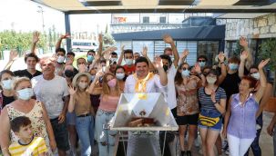 AIESEC gençleri Buca'da üzüm hasadında