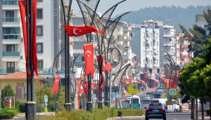 Aliağa, 30 Ağustos için bayraklarla donatıldı