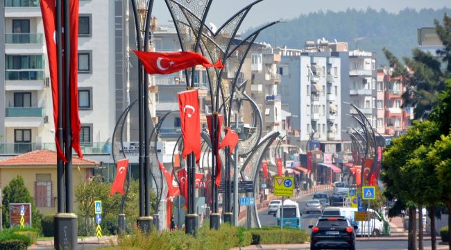 Aliağa, 30 Ağustos için bayraklarla donatıldı