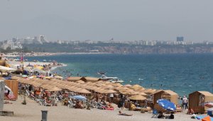 Antalya'da sahiller tıklım tıklım doldu