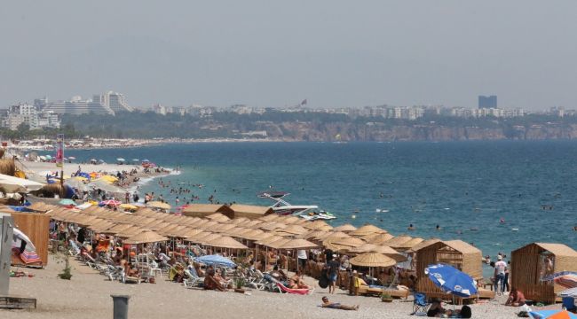 Antalya'da sahiller tıklım tıklım doldu