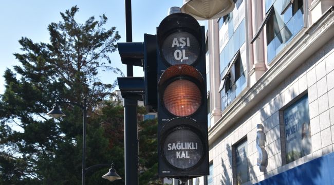  "Aşı Ol, Sağlıklı Kal" etiketleri trafik ışıklarına yapıştırıldı