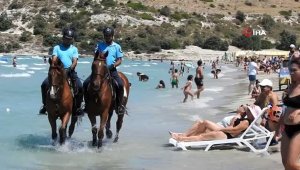 Atlı jandarmalar Çeşme plajlarında