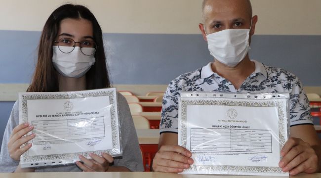 Baba-kız birlikte mezun oldu