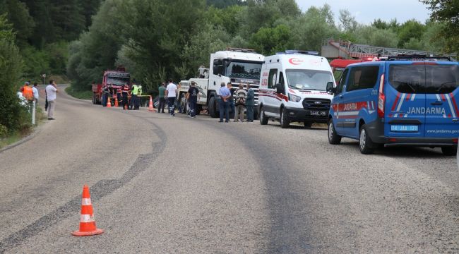 Bolu'da, tır şarampole devrildi, sürücü hayatını kaybetti
