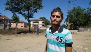 Boyunu aşan sel sularına rağmen sörf tahtasıyla 4 kişiyi kurtardı