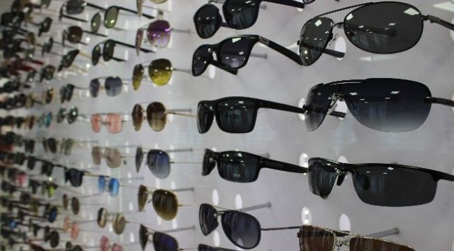 Camın rengi değil UV koruması önemli