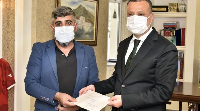 Çay ocağının kazancını yangın bölgesindeki yaşlı çifte yolladı