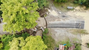 Çöken yola düşen iki araçtan 12 kişi kurtuldu