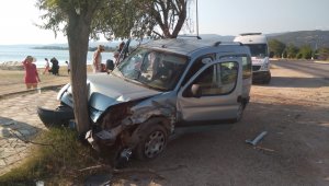 Erdek'te iki otomobil kafa kafaya çarpıştı: 8 yaralı