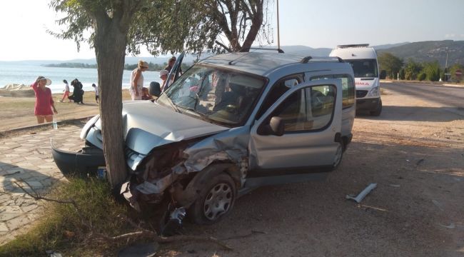 Erdek'te iki otomobil kafa kafaya çarpıştı: 8 yaralı