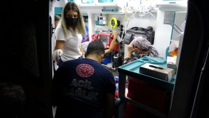 Evi yaktı, komşusunu bıçakladı