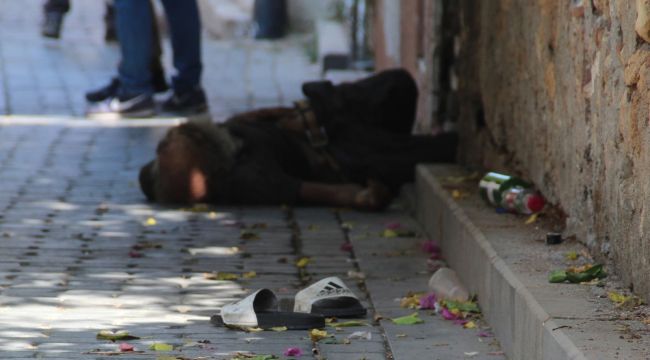 Evsiz şahıs sokak arasında ölü bulundu