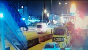 Fabrika işçilerini taşırken devrilen servisin görüntüleri çıktı