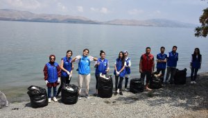 Gönüllü gençlerden Hazar Gölü'nde temizlik