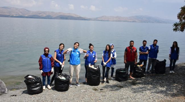 Gönüllü gençlerden Hazar Gölü'nde temizlik