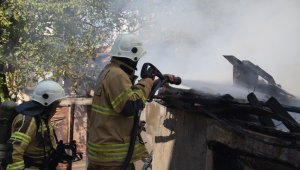 İzmir Aliağa'da metruk evde çıkan yangın söndürüldü
